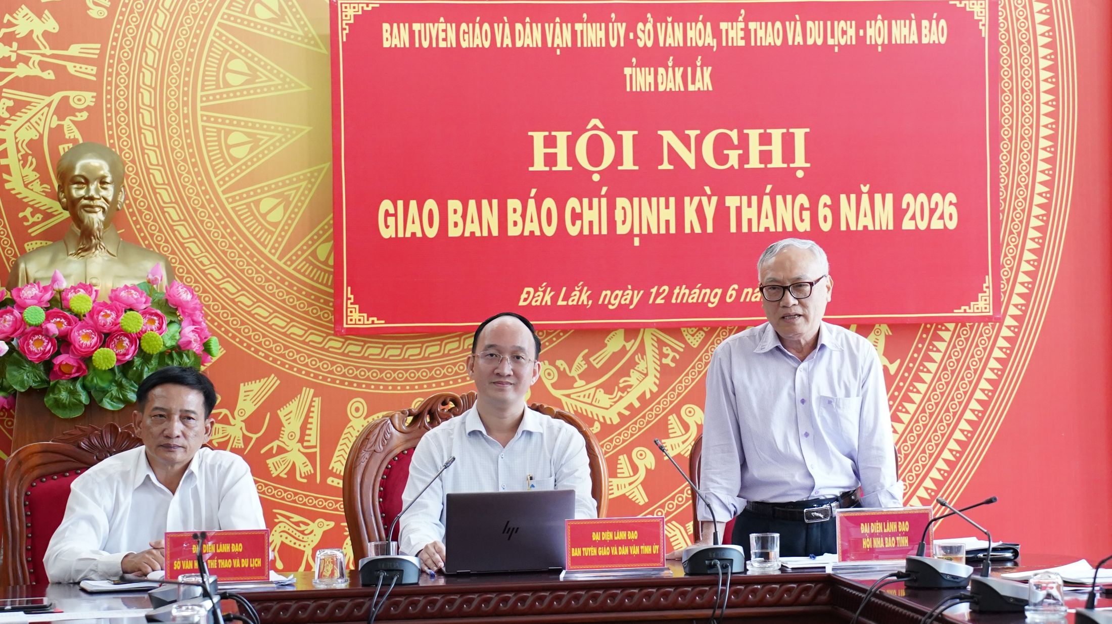 Chủ tịch Hội Nhà báo tỉnh Nguyễn Văn Phú phát biểu tại hội nghị.